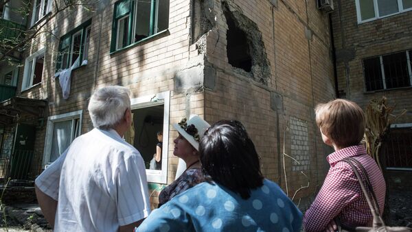 Жители Горловки у многоквартирного жилого дома на улице Кирова. Архивное фото Жители Горловки у многоквартирного жилого дома на улице Кирова. Архивное фото