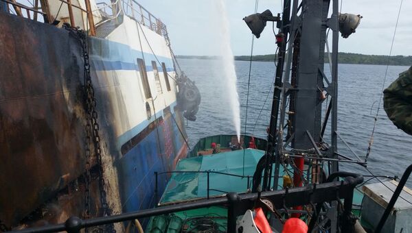 Пожар на рыболовецком траулере в порту Хабаровска Пожар на рыболовецком траулере в порту Хабаровска