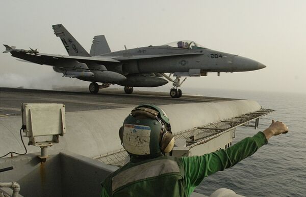Американский штурмовик F/A-18 Hornet взлетает с палубы авианосца Китти Хоук в Персидском заливе. 21 марта 2003 Американский штурмовик F/A-18 Hornet взлетает с палубы авианосца Китти Хоук в Персидском заливе. 21 марта 2003
