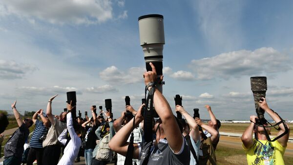 Фотокорреспонденты на Международном авиационно-космическом салоне МАКС-2015 в подмосковном Жуковском Фотокорреспонденты на Международном авиационно-космическом салоне МАКС-2015 в подмосковном Жуковском