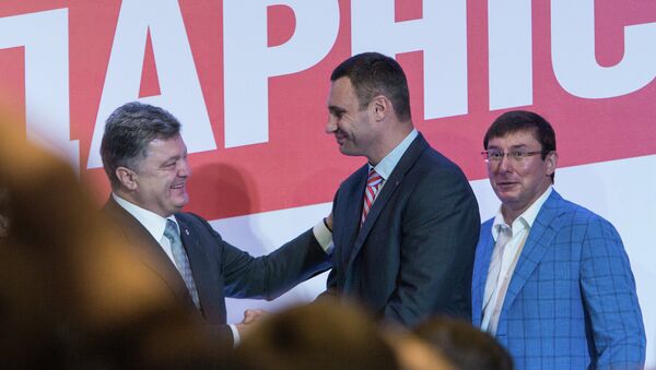 Президент Украины Петр Порошенко, мэр Киева Виталий Кличко и бывший лидер фракции Блок Петра Порошенко Юрий Луценко на съезде УДАРа и Блока Петра Порошенко Солидарность Президент Украины Петр Порошенко, мэр Киева Виталий Кличко и бывший лидер фракции Блок Петра Порошенко Юрий Луценко на съезде УДАРа и Блока Петра Порошенко Солидарность