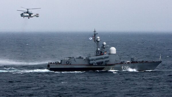 Ракетный катер и вертолет Ка-27ПС во время военно-морского парада в заливе Петра Великого в рамках завершения российско-китайских военно-морских учений Морское взаимодействие-2015 Ракетный катер и вертолет Ка-27ПС во время военно-морского парада в заливе Петра Великого в рамках завершения российско-китайских военно-морских учений Морское взаимодействие-2015
