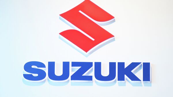 Эмблема Suzuki. Архивное фото Эмблема Suzuki. Архивное фото