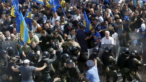 Участники протестной акции у Верховной Рады Украины в Киеве во время столкновений с полицией Участники протестной акции у Верховной Рады Украины в Киеве во время столкновений с полицией