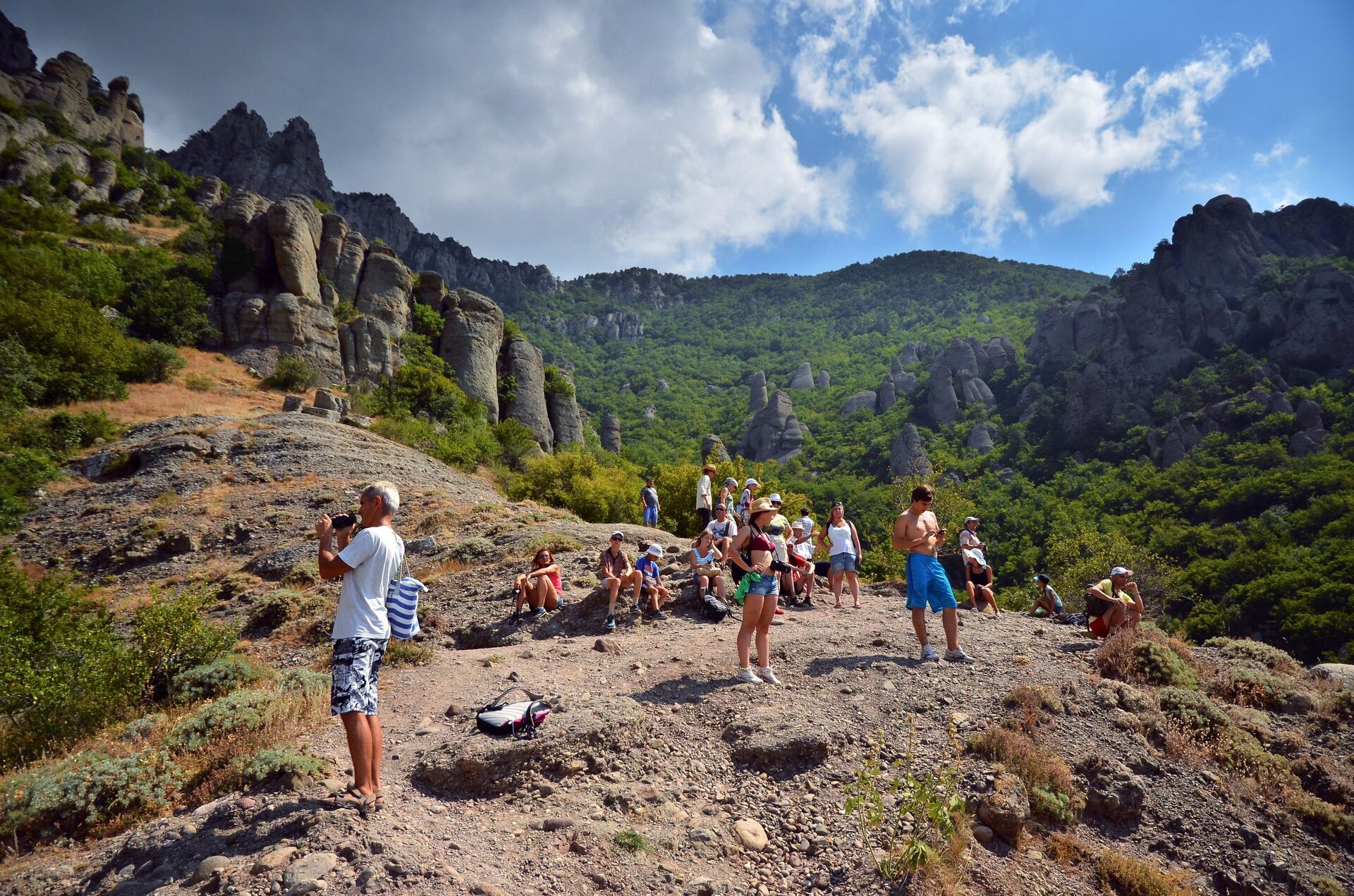 Туристы фотографируются в Долине приведений на горном массиве Демерджи-яйла в Алуштинском регионе Крыма - РИА Новости, 1920, 05.08.2021