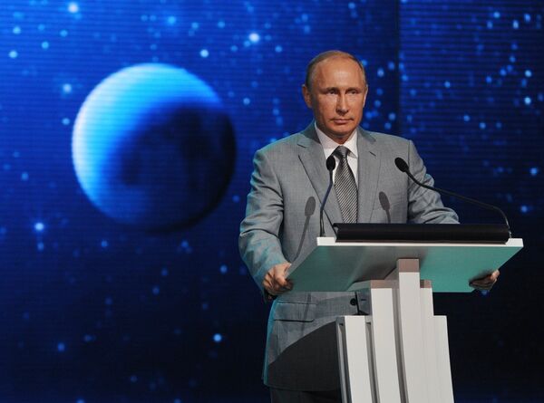 Владимир Путин выступает перед воспитанниками и педагогами образовательного центра для одаренных детей Сириус в Сочи Владимир Путин выступает перед воспитанниками и педагогами образовательного центра для одаренных детей Сириус в Сочи