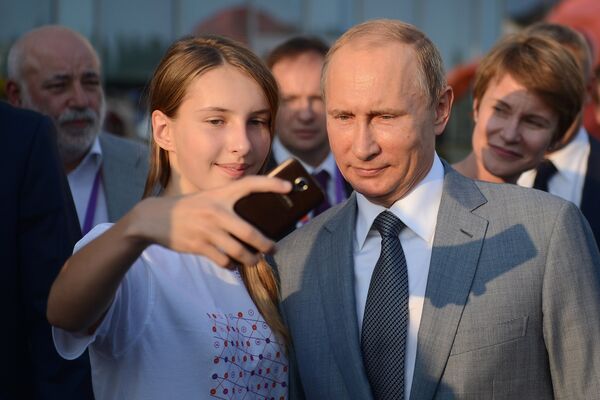 Президент РФ Владимир Путин во время посещения образовательного центра Сириус в Сочи, в котором проходят обучение одаренные дети со всей России Президент РФ Владимир Путин во время посещения образовательного центра Сириус в Сочи, в котором проходят обучение одаренные дети со всей России