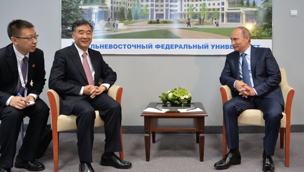Президент России Владимир Путин (справа) во время встречи с вице-премьером Госсовета КНР Ван Яном (второй слева) Президент России Владимир Путин (справа) во время встречи с вице-премьером Госсовета КНР Ван Яном (второй слева)