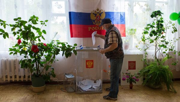 Житель села на избирательном участке. Архивное фото Житель села на избирательном участке. Архивное фото
