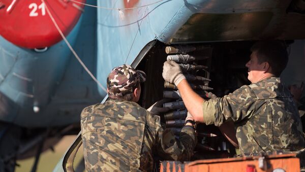 Военнослужащие у самолета Су-25 авиационной группы Военно-воздушных сил Белоруссии. Архивное фото Военнослужащие у самолета Су-25 авиационной группы Военно-воздушных сил Белоруссии. Архивное фото
