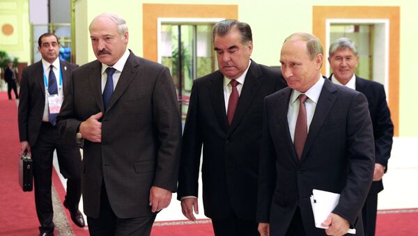 Президент России Владимир Путин, президент Таджикистана Эмомали Рахмон и президент Белоруссии Александр Лукашенко (справа налево на первом плане) и президент Киргизии Алмазбек Атамбаев перед началом заседания ОДКБ Президент России Владимир Путин, президент Таджикистана Эмомали Рахмон и президент Белоруссии Александр Лукашенко (справа налево на первом плане) и президент Киргизии Алмазбек Атамбаев перед началом заседания ОДКБ