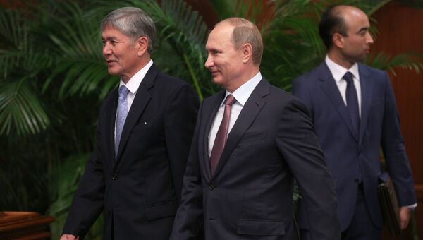 Президент России Владимир Путин (в центре) и президент Киргизии Алмазбек Атамбаев. Саммит ОДКБ Президент России Владимир Путин (в центре) и президент Киргизии Алмазбек Атамбаев. Саммит ОДКБ
