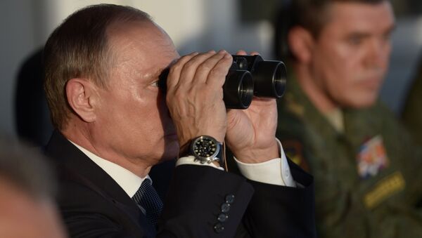 Президент России, Верховный главнокомандующий РФ Владимир Путин наблюдает за ходом учений Центр-2015 Президент России, Верховный главнокомандующий РФ Владимир Путин наблюдает за ходом учений Центр-2015