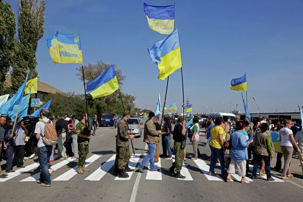 Активисты заблокировали автотрассу у поселка Чонгар на границе Украины и Крыма Активисты заблокировали автотрассу у поселка Чонгар на границе Украины и Крыма