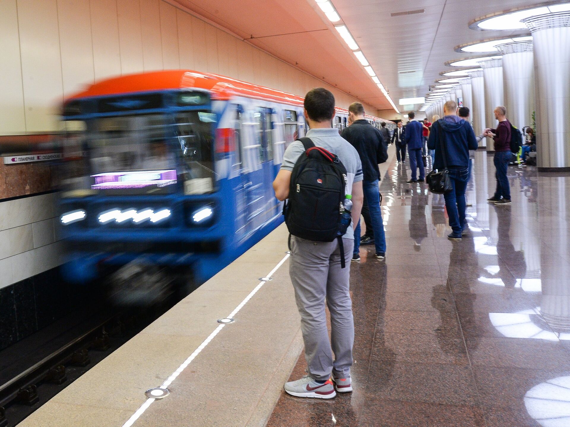 Поставь время на станции. Московский метрополитен платформа люди. Поезд метро. Люди на платформе метро. Люди на станции метро.