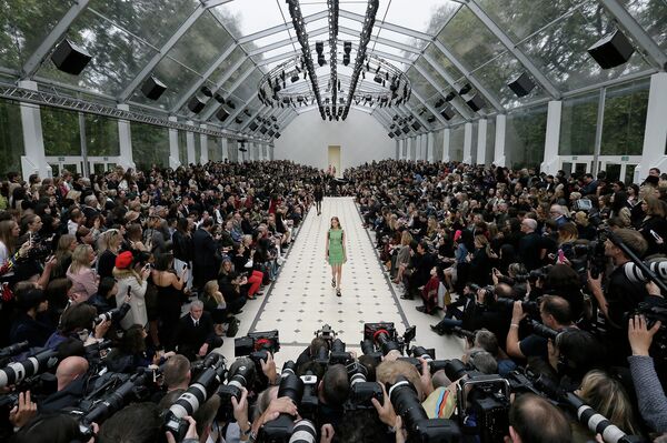 Модель во время показа коллекции Burberry в рамках Недели моды в Лондоне Модель во время показа коллекции Burberry в рамках Недели моды в Лондоне