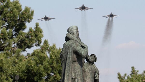 Торжества, посвященные 65-летию освобождения Словакии Красной Армией, у мемориала советским воинам-освободителям в Братиславе Торжества, посвященные 65-летию освобождения Словакии Красной Армией, у мемориала советским воинам-освободителям в Братиславе