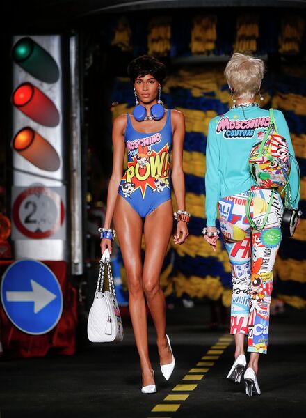 Модель во время показа коллекции Moschino на Неделе моды в Милане Модель во время показа коллекции Moschino на Неделе моды в Милане
