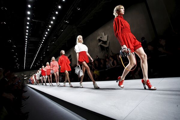 Модель во время показа коллекции Fendi на Неделе моды в Милане Модель во время показа коллекции Fendi на Неделе моды в Милане