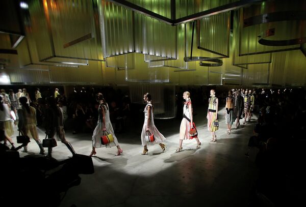 Модели во время показа коллекции Prada на Неделе моды в Милане Модели во время показа коллекции Prada на Неделе моды в Милане