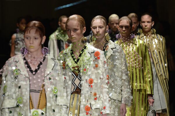 Модели во время показа коллекции Prada на Неделе моды в Милане Модели во время показа коллекции Prada на Неделе моды в Милане