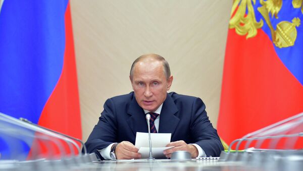 Президент России Владимир Путин во время совещания в резиденции Ново-Огарево по вопросу развития рынка микроэлектроники. Архивное фото Президент России Владимир Путин во время совещания в резиденции Ново-Огарево по вопросу развития рынка микроэлектроники. Архивное фото