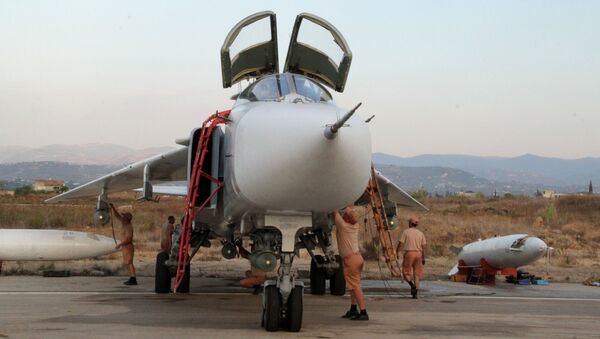 Техники обслуживают российские самолеты СУ в аэропорту Хмеймим в Сирии Техники обслуживают российские самолеты СУ в аэропорту Хмеймим в Сирии