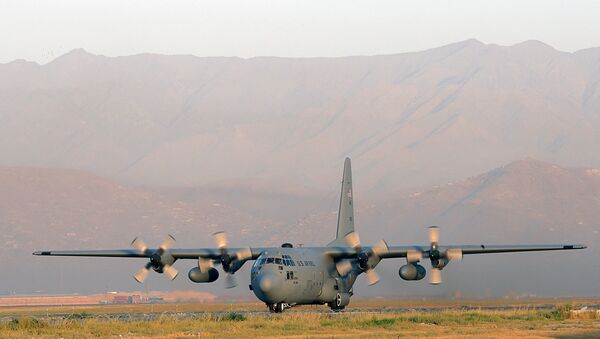 Американский военно-транспортный самолет С-130 Hercules на аэродроме в Кабуле, Афганистан. Архивное фото Американский военно-транспортный самолет С-130 Hercules на аэродроме в Кабуле, Афганистан. Архивное фото