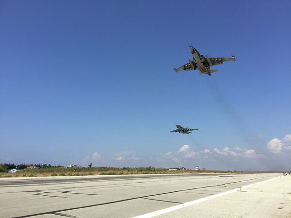 Звено российских Су-25 взлетает с авиабазы Хмеймим в Сирии Звено российских Су-25 взлетает с авиабазы Хмеймим в Сирии
