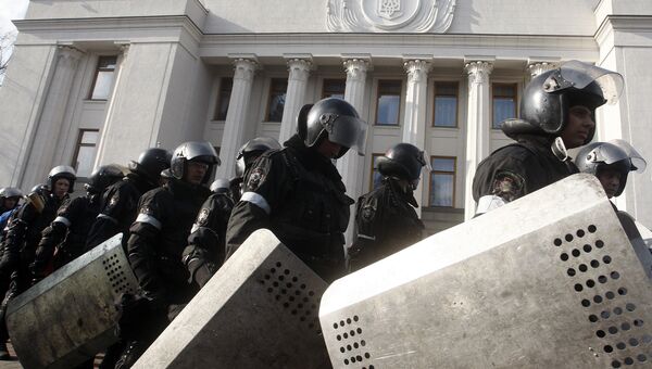 Сотрудники полиции у здания Верховной Рады в Киеве. Архивное фото Сотрудники полиции у здания Верховной Рады в Киеве. Архивное фото