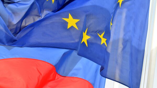 Флаги России, ЕС, Франции и герб Ниццы на набережной Ниццы. Архивное фото Флаги России, ЕС, Франции и герб Ниццы на набережной Ниццы. Архивное фото