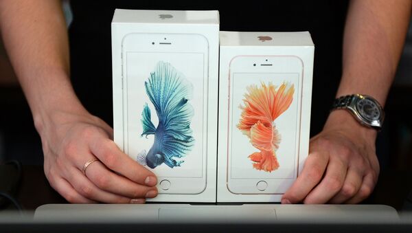 Продавец демонстрирует новые смартфоны Apple iPhone 6 и iPhone 6 plus. Архивное фото Продавец демонстрирует новые смартфоны Apple iPhone 6 и iPhone 6 plus. Архивное фото