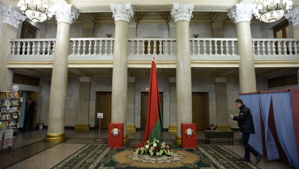 Мужчина на избирательном участке в Минске во время выборов президента Белоруссии Мужчина на избирательном участке в Минске во время выборов президента Белоруссии