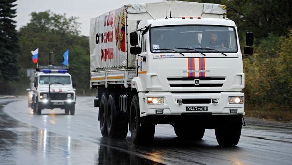 Автомобили конвоя МЧС РФ с гуманитарной помощью для жителей Донецкой и Луганской областей. Архивное фото Автомобили конвоя МЧС РФ с гуманитарной помощью для жителей Донецкой и Луганской областей. Архивное фото