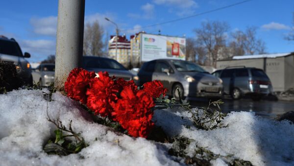 Цветы на месте падения башенного крана в Омске, в результате чего погибли четыре человека Цветы на месте падения башенного крана в Омске, в результате чего погибли четыре человека