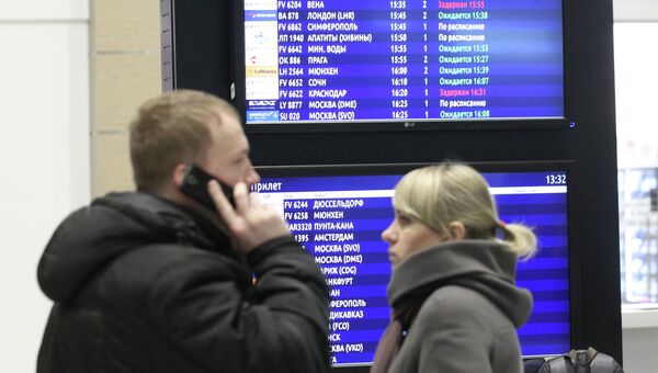 Люди у табло прилета в аэропорту Пулково, где должен был приземлиться потерпевший катастрофу лайнер Airbus-321 авиакомпании Когалымавиа Люди у табло прилета в аэропорту Пулково, где должен был приземлиться потерпевший катастрофу лайнер Airbus-321 авиакомпании Когалымавиа