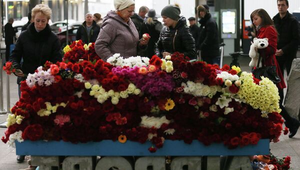 Местные жители возлагают цветы у входа в Аэропорт Пулково в память о жертвах авиакатастрофы российского авиалайнера в Египте. Архивное фото Местные жители возлагают цветы у входа в Аэропорт Пулково в память о жертвах авиакатастрофы российского авиалайнера в Египте. Архивное фото