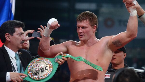 Александр Поветкин (Россия) после окончания боя за титул WBC Silver в супертяжелом весе на боксерском шоу в Казани. Архивное фото Александр Поветкин (Россия) после окончания боя за титул WBC Silver в супертяжелом весе на боксерском шоу в Казани. Архивное фото