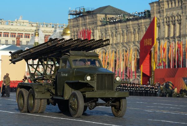Боевая машина реактивной артиллерии периода Великой Отечественной войны БМ-13 на Красной площади в Москве во время торжественного марша Боевая машина реактивной артиллерии периода Великой Отечественной войны БМ-13 на Красной площади в Москве во время торжественного марша