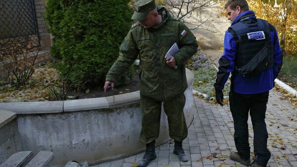 Сотрудники Совместного центра по контролю и координации режима прекращения огня в Донбассе и представители Специальной мониторинговой миссии ОБСЕ на месте обстрела Сотрудники Совместного центра по контролю и координации режима прекращения огня в Донбассе и представители Специальной мониторинговой миссии ОБСЕ на месте обстрела