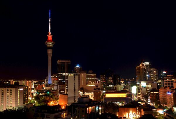 Sky Tower в цветах французского флага в память о жертвах терактов, Окланд, Новая Зеландия Sky Tower в цветах французского флага в память о жертвах терактов, Окланд, Новая Зеландия