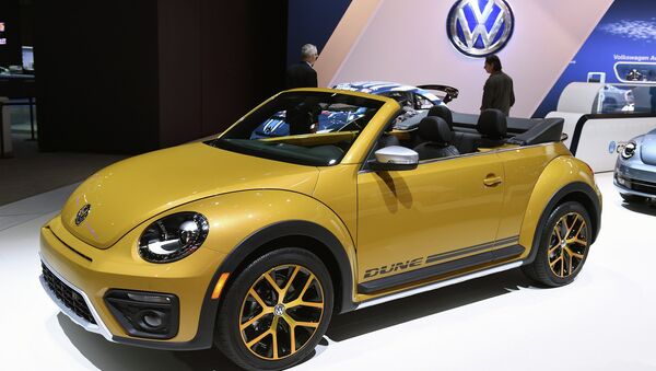 Автомобиль Volkswagen Beetle Dune. Архивное фото Автомобиль Volkswagen Beetle Dune. Архивное фото