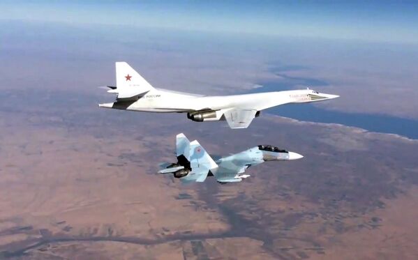 Сопровождение истребителем Су-30СМ бомбардировщика-ракетоносца Ту-160 Военно-космических сил России Сопровождение истребителем Су-30СМ бомбардировщика-ракетоносца Ту-160 Военно-космических сил России