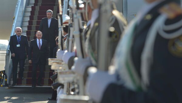 Президент России Владимир Путин во время встречи в аэропорту Мехрабад Президент России Владимир Путин во время встречи в аэропорту Мехрабад
