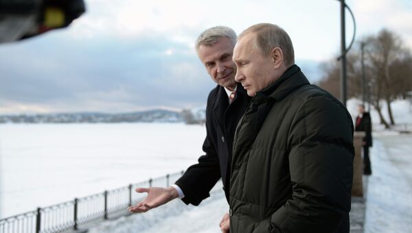 Президент России Владимир Путин и мэр Нижнего Тагила Сергей Носов во время осмотра набережной в Нижнем Тагиле Президент России Владимир Путин и мэр Нижнего Тагила Сергей Носов во время осмотра набережной в Нижнем Тагиле