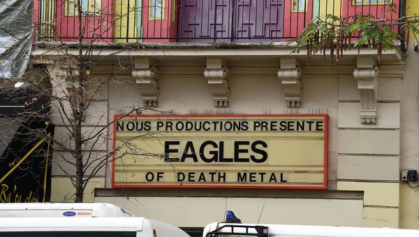 Вывеска с анонсом концерта группы Eagles of Death Metal у клуба Батаклан в Париже. Архивное фото Вывеска с анонсом концерта группы Eagles of Death Metal у клуба Батаклан в Париже. Архивное фото