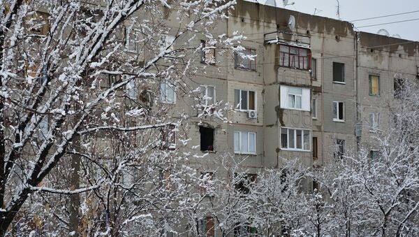 Дома, пострадавшие от обстрелов украинской армии, в поселке Донецкий в ЛНР, Украина. Архивное фото Дома, пострадавшие от обстрелов украинской армии, в поселке Донецкий в ЛНР, Украина. Архивное фото