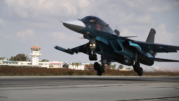 Российский истребитель-бомбардировщик Су-34 взлетает с авиабазы Хмеймимв Сирии. Архивное фото Российский истребитель-бомбардировщик Су-34 взлетает с авиабазы Хмеймимв Сирии. Архивное фото