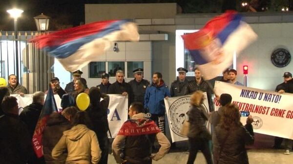 Жители Черногории скандировали НАТО - убийца на митинге у посольства США Жители Черногории скандировали НАТО - убийца на митинге у посольства США