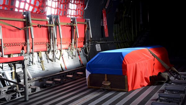 Гроб с телом российского летчика Су-24 Олега Пешкова покидает аэропорт Хатай, Турция Гроб с телом российского летчика Су-24 Олега Пешкова покидает аэропорт Хатай, Турция